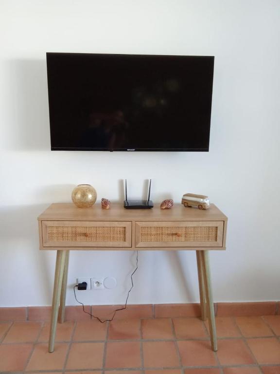 TV a/nebo společenská místnost v ubytování TI BONHEUR DE TARTANE