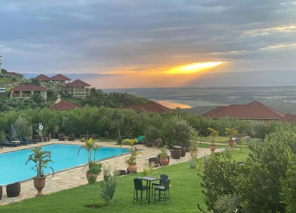 un complejo con piscina y puesta de sol en Kilimani Executive Suites With Gym, Heated Pool, Sauna, Steam room, en Nairobi