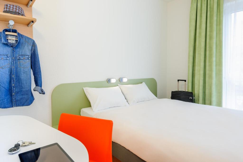 Ένα ή περισσότερα κρεβάτια σε δωμάτιο στο Ibis Budget Bamberg