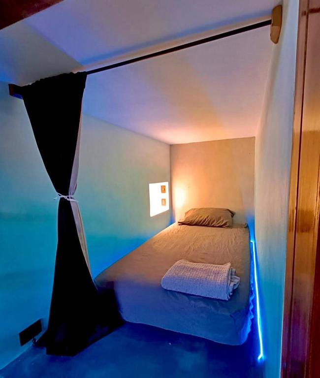 Postel nebo postele na pokoji v ubytování Shipwrecked Hostel