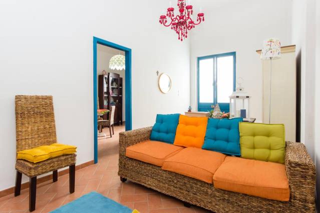 アヴォラにあるIl Giardino Del Corsoのリビングルーム(カラフルな枕とソファ付)