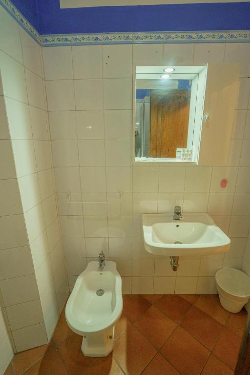 Kúpeľňa v ubytovaní Tranquil Suite Near Museums and Train Station