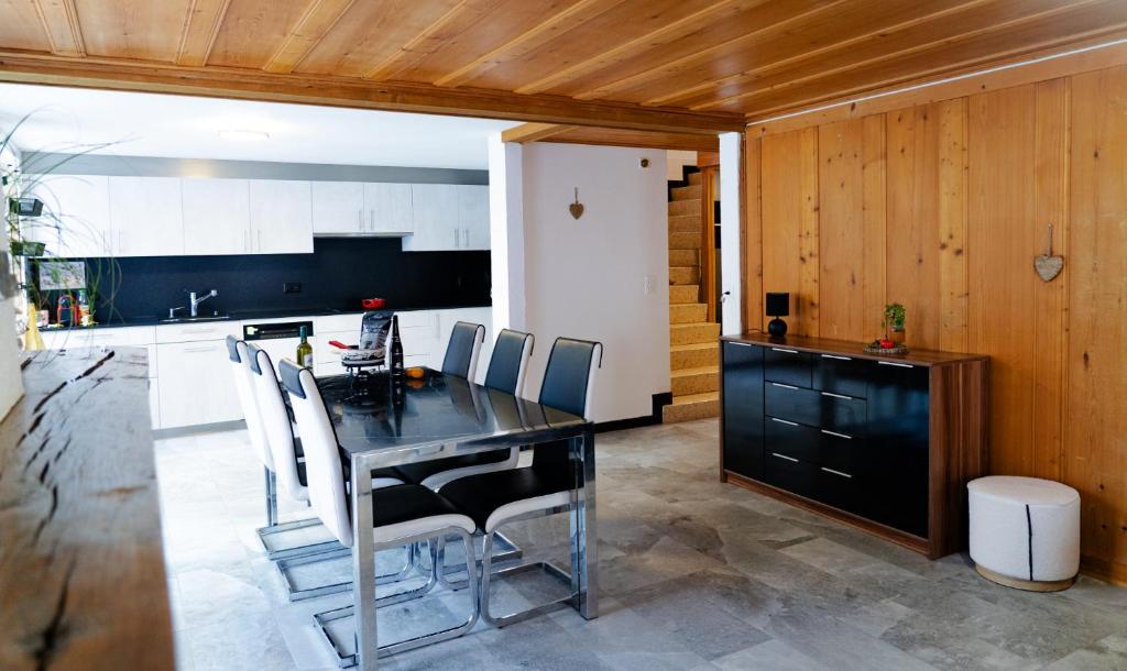 TV a/nebo společenská místnost v ubytování Maison Gruyère avec Cheminée et Vue sur les Alpes