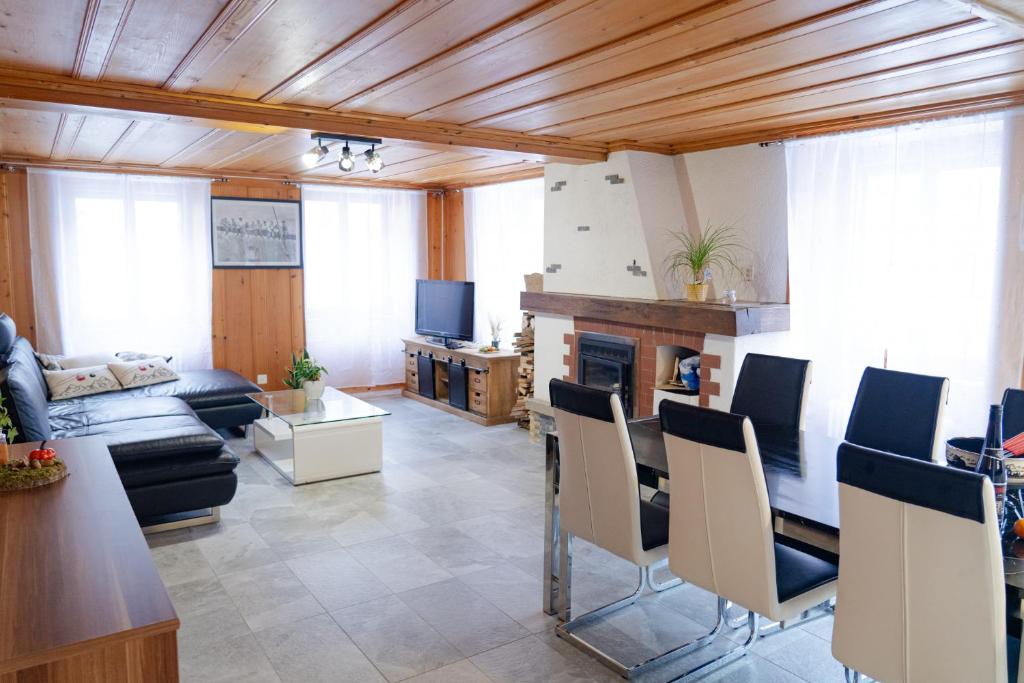Posezení v ubytování Maison Gruyère avec Cheminée et Vue sur les Alpes