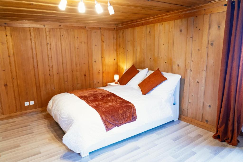 Postel nebo postele na pokoji v ubytování Maison Gruyère avec Cheminée et Vue sur les Alpes