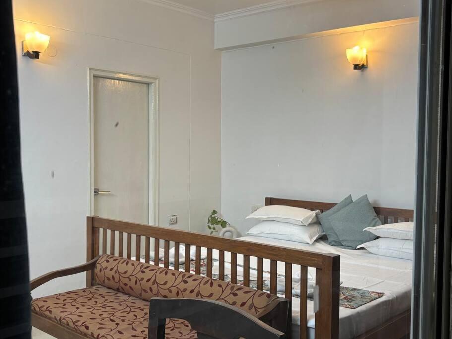 Ένα ή περισσότερα κρεβάτια σε δωμάτιο στο The Grand Ganga Room 3 near Sangam