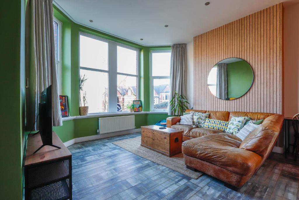 Customization Suite Wlan Apartment Reference: Leah Suite Chique 2Br Apartment With Pool Table Parking WiFi