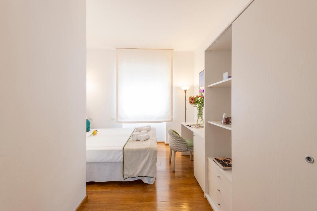 A bed or beds in a room at B&B Home Flowers Milano