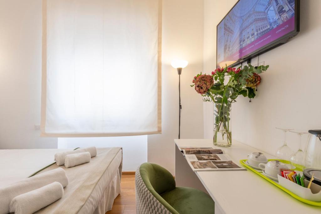 A television and/or entertainment centre at B&B Home Flowers Milano
