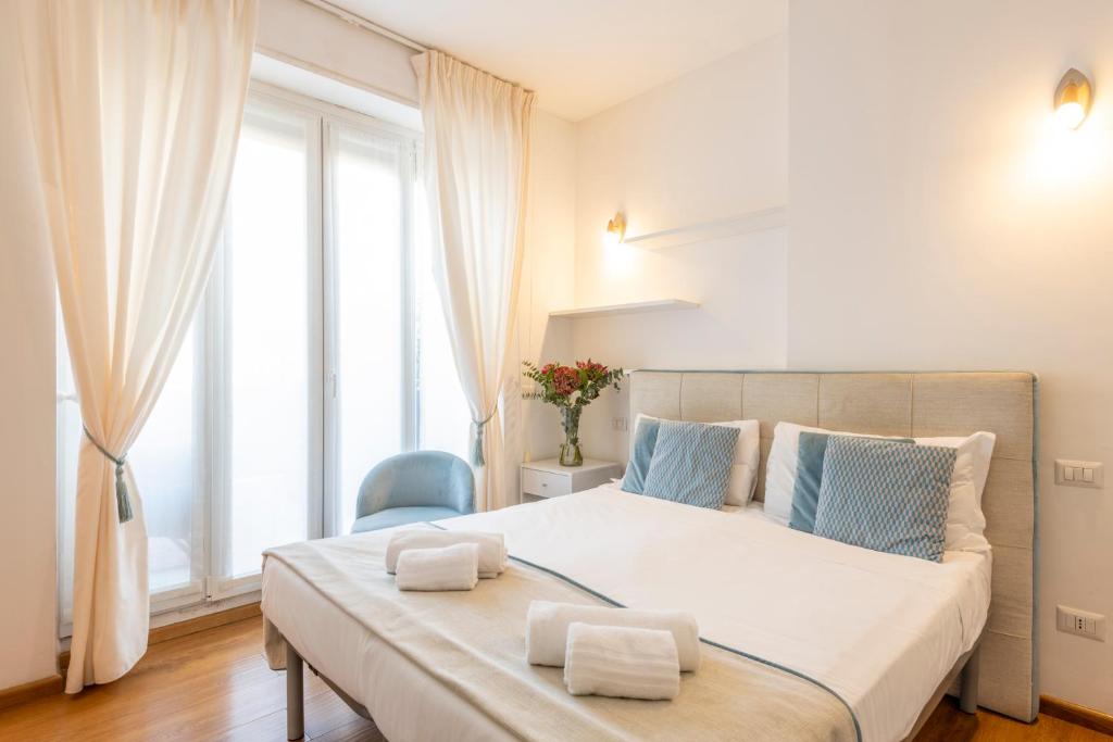 A bed or beds in a room at B&B Home Flowers Milano