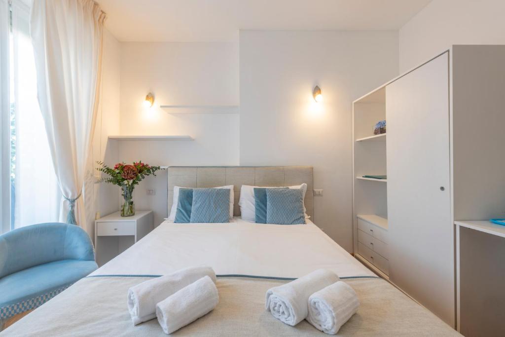 A bed or beds in a room at B&B Home Flowers Milano