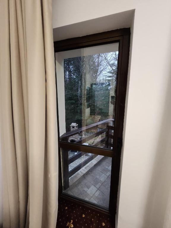 シナイアにあるHoliday Housesのバルコニーを望む窓