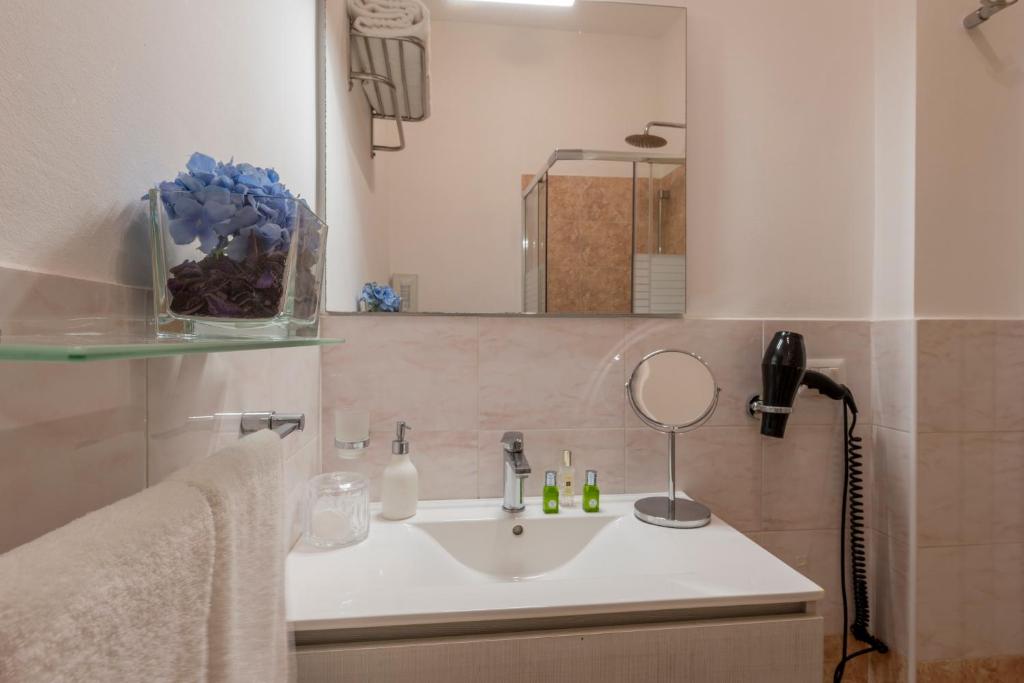 A bathroom at B&B Home Flowers Milano