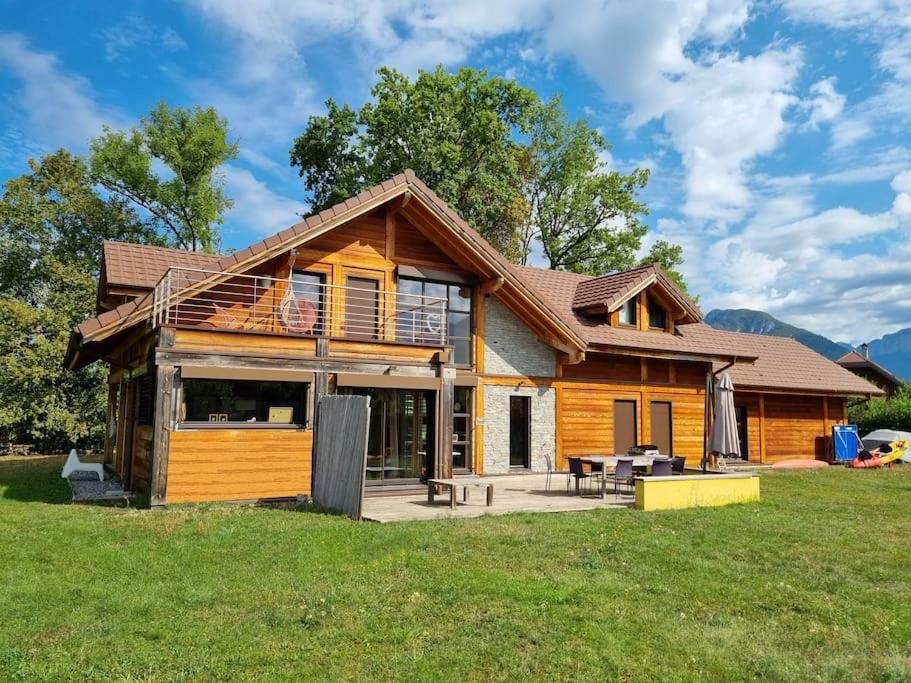 Cette maison en rondins dispose d'une terrasse dans la cour. dans l'établissement Villa spacieuse et lumineuse à 2 pas du Lac d'Annecy, à Saint-Jorioz