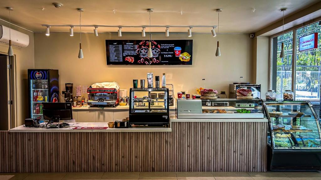 a fast food restaurant with a counter with a food counter at Ecohotel Talca in Talca