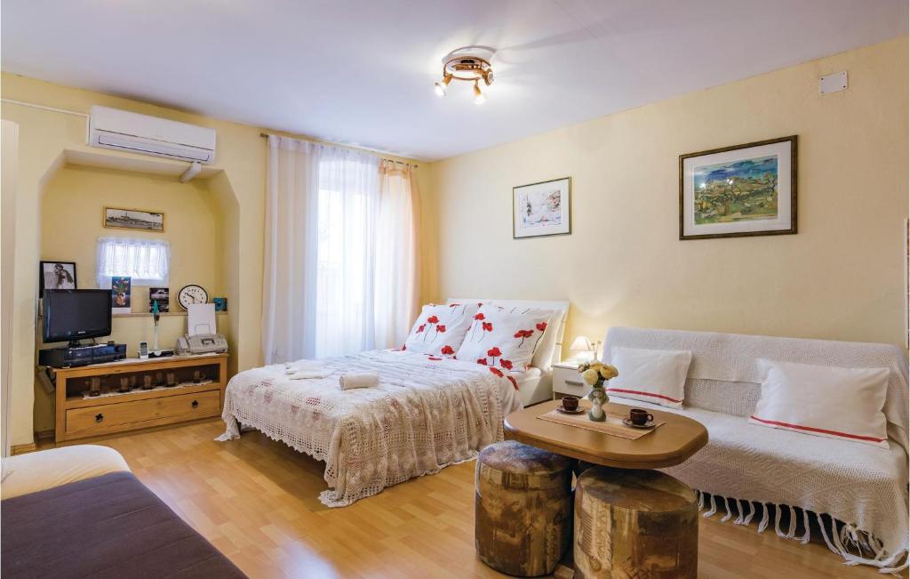 Katil atau katil-katil dalam bilik di Cozy Apartment In Rovinj With Wifi