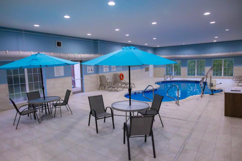 Holiday Inn Express Hotel & Suites Center Township by IHG photo