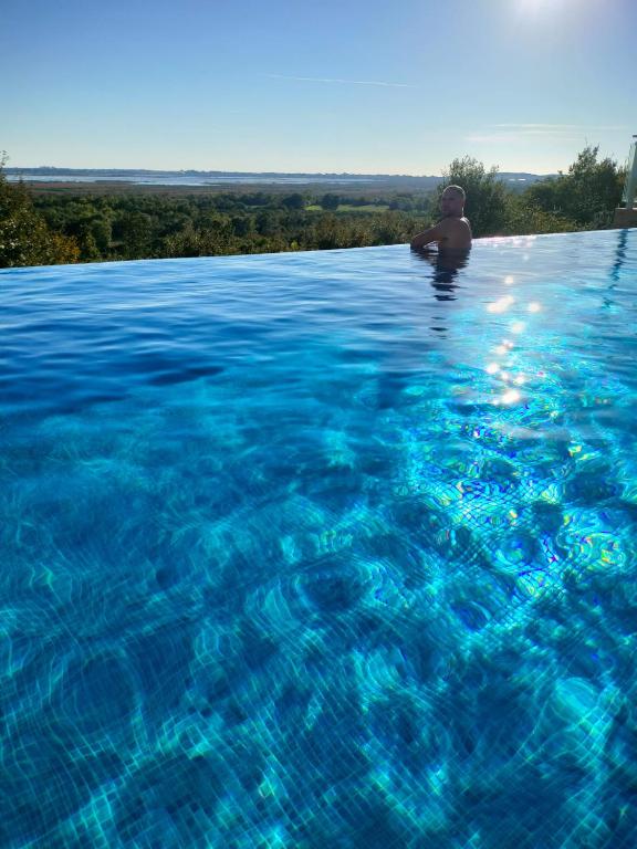 Bazén v ubytování Solana's View - Ferienhäuser in ruhiger Lage, mit einer einzigartigen Aussicht, Infinity Pool, Free Parking und Wlan nebo v jeho okolí
