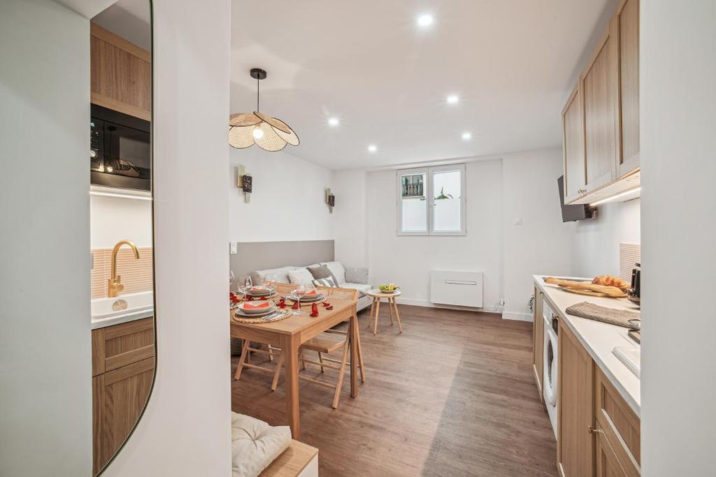 Kuchyň nebo kuchyňský kout v ubytování Lavie Maison Hot Tub and AC