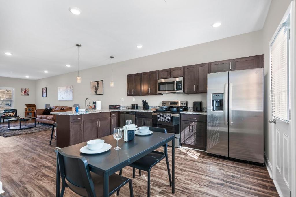 a kitchen and living room with a table and chairs at Touch Of Jazz-workspace 300mbps Wifi in Clarksville