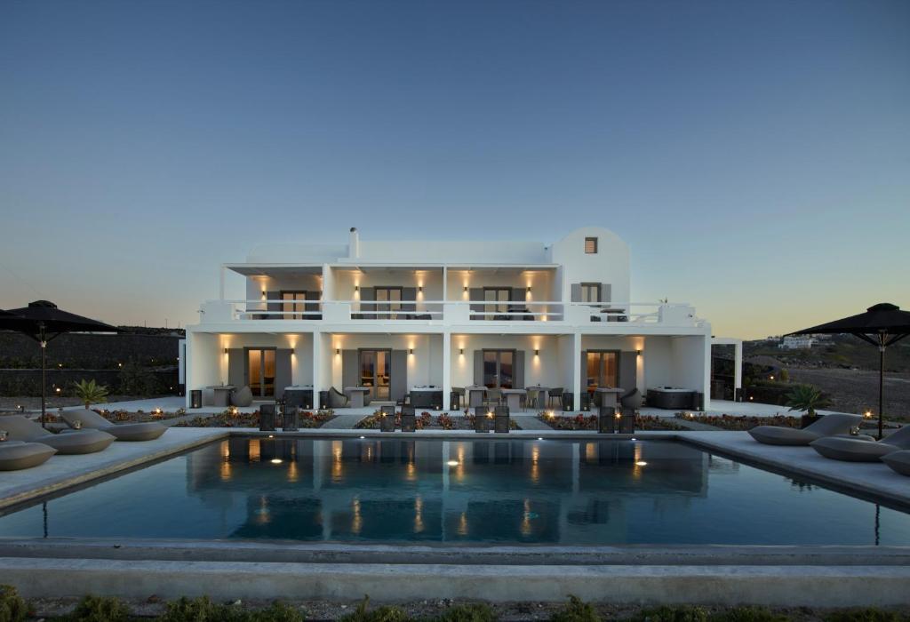 Bazén v ubytování Absolute Paradise Santorini nebo v jeho okolí