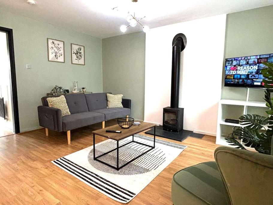 TV a/nebo společenská místnost v ubytování Shrewsbury 3BR Chic Retreat - Business Ready, Leisure Perfect by Parydise