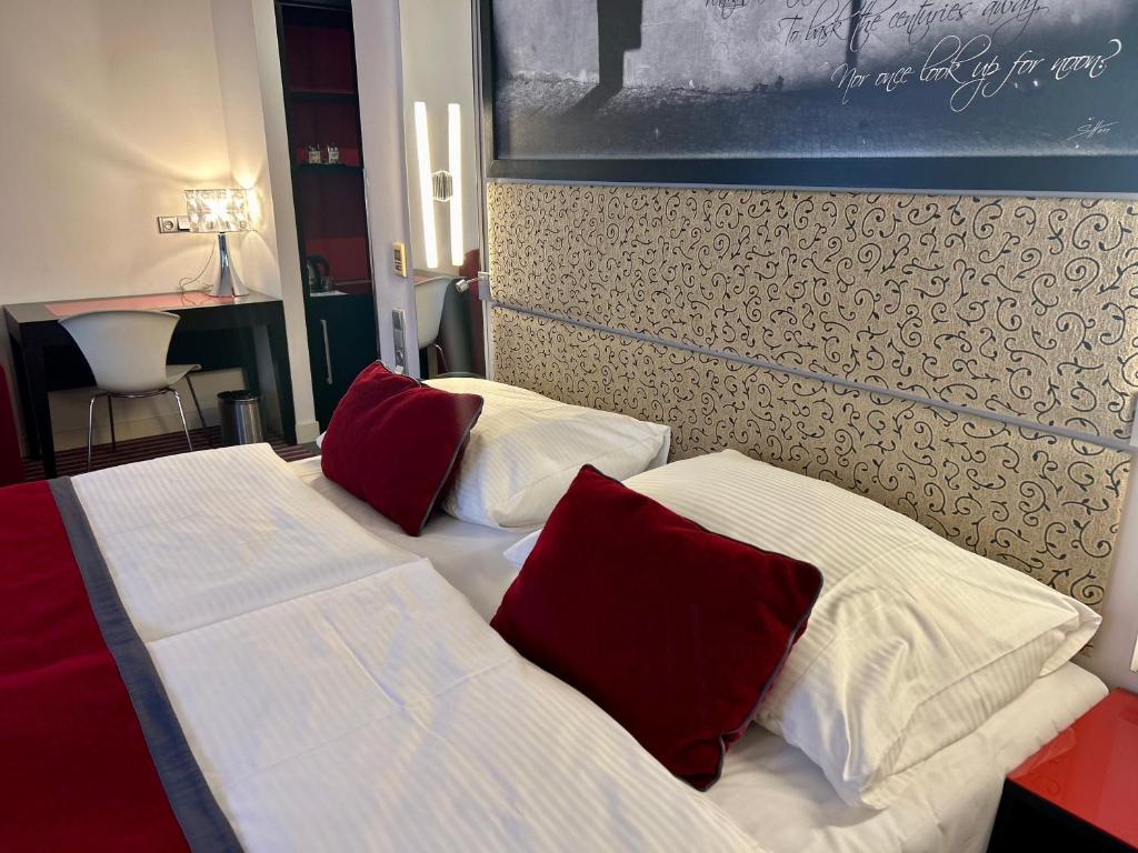 Postel nebo postele na pokoji v ubytování Red & Blue Design Hotel Prague