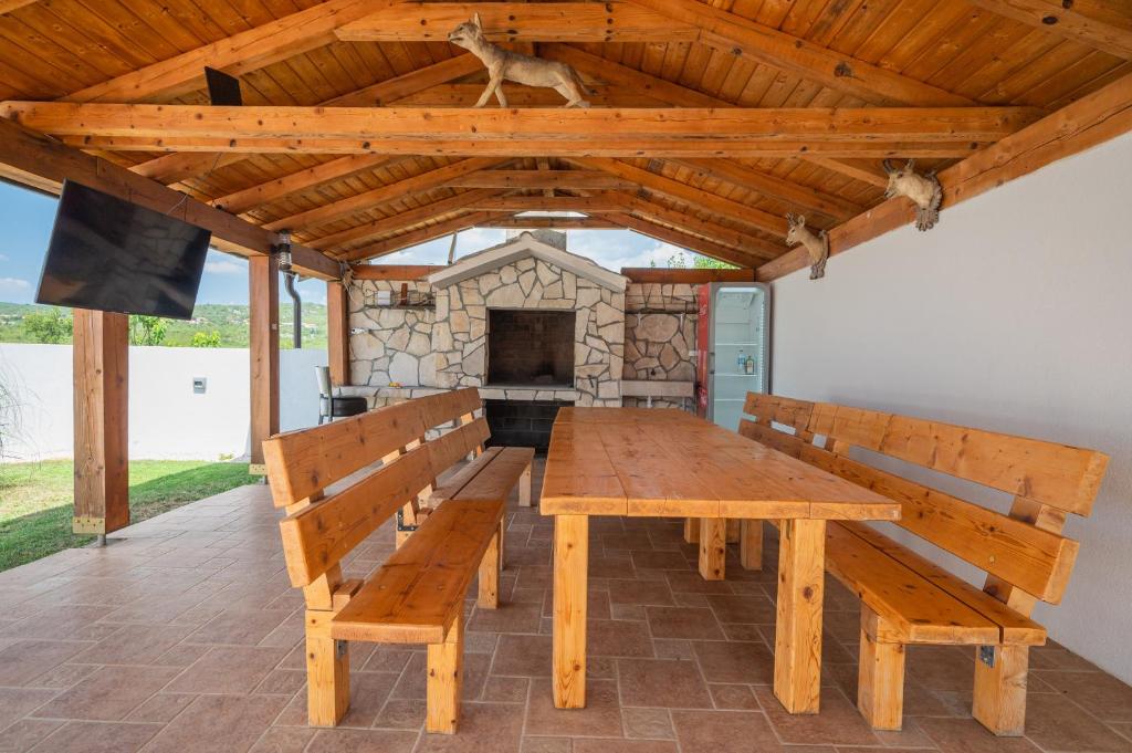 Fotografia z galérie ubytovania Traditional Comfort Casa Natura with 36m2 Pool v destinácii Slivno
