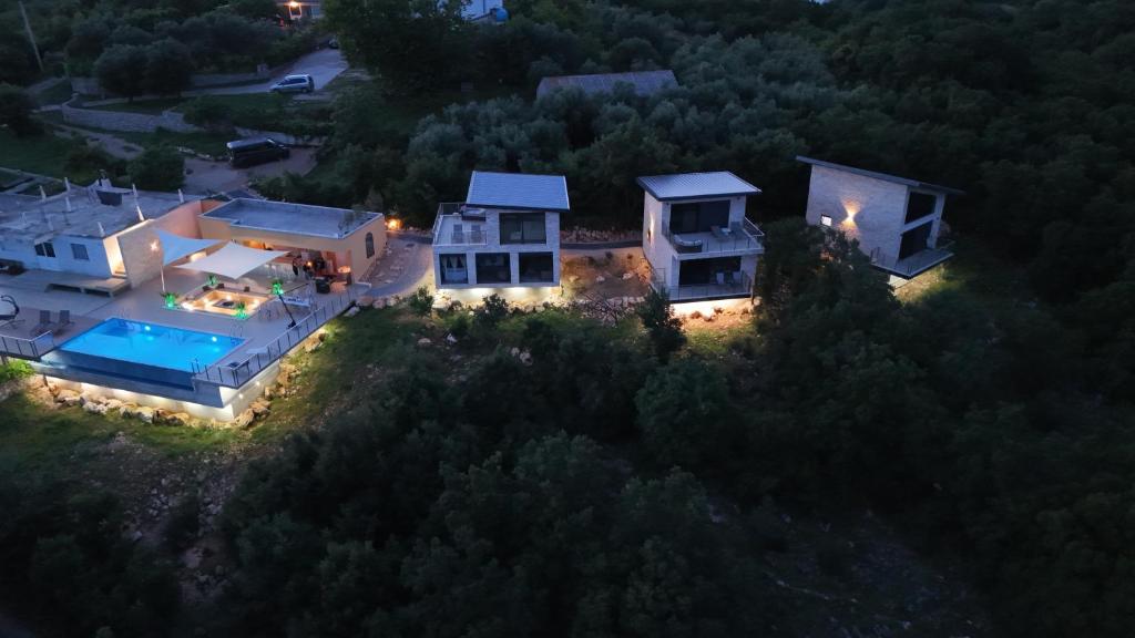 Bazén v ubytování Solana's View - Ferienhäuser in ruhiger Lage, mit einer einzigartigen Aussicht, Infinity Pool, Free Parking und Wlan nebo v jeho okolí