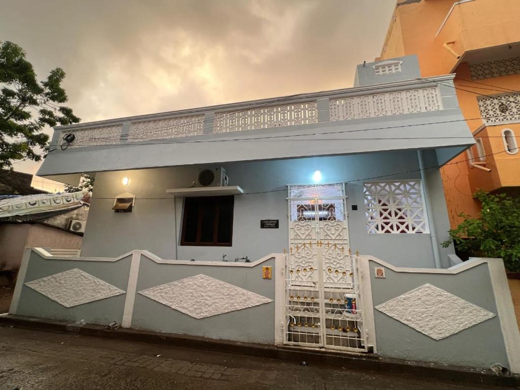 een gebouw met een poort ervoor bij Villa Seasoul in Pondicherry