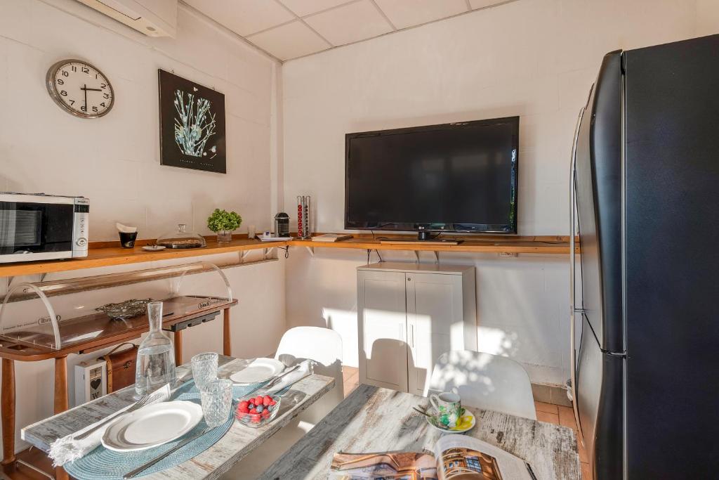 A television and/or entertainment centre at B&B Home Flowers Milano