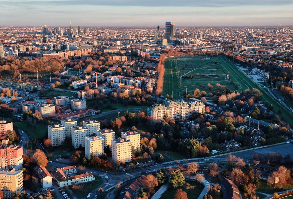 Una vista aérea de una ciudad con un campo de fútbol. en Biga Guest House - Intero appartamento Milano, en Milán