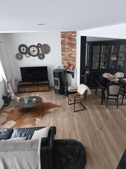 un salon avec un canapé et une table dans l'établissement Maison de Vacances, à Berck-sur-Mer