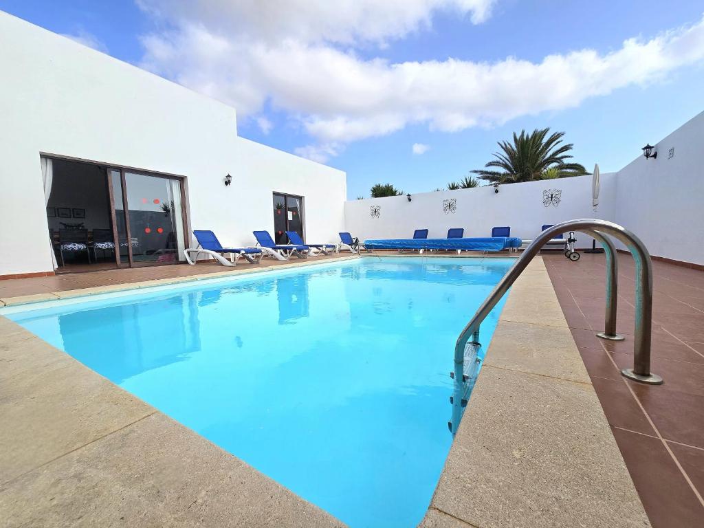 Casa Georgiana, central Playa Blanca, private heated pool