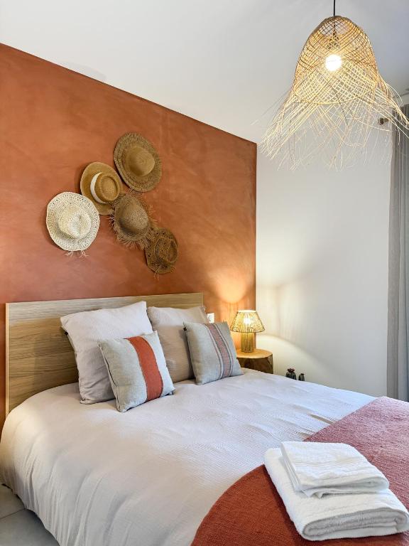 - une chambre avec un grand lit blanc et une tête de lit en bois dans l'établissement Nouveauté ! Bel'Orizonte T - Deux Chambres proche mer, à Propriano