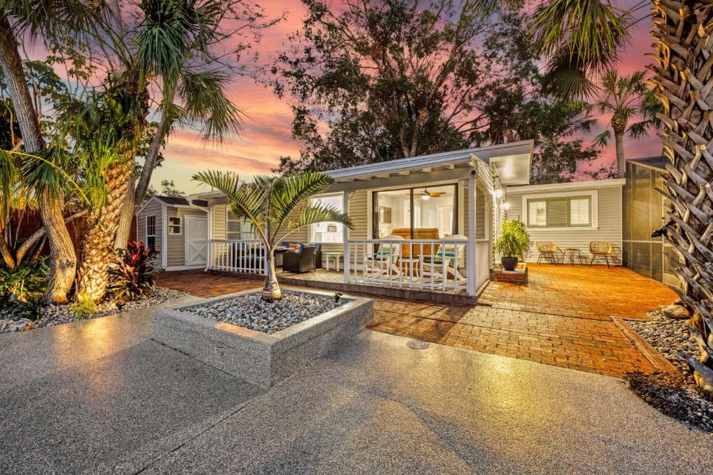 サラソタにあるCanal Front Home in Sarasota with Private Heated Pool & Outdoor Patio!の前庭のヤシの木のある家