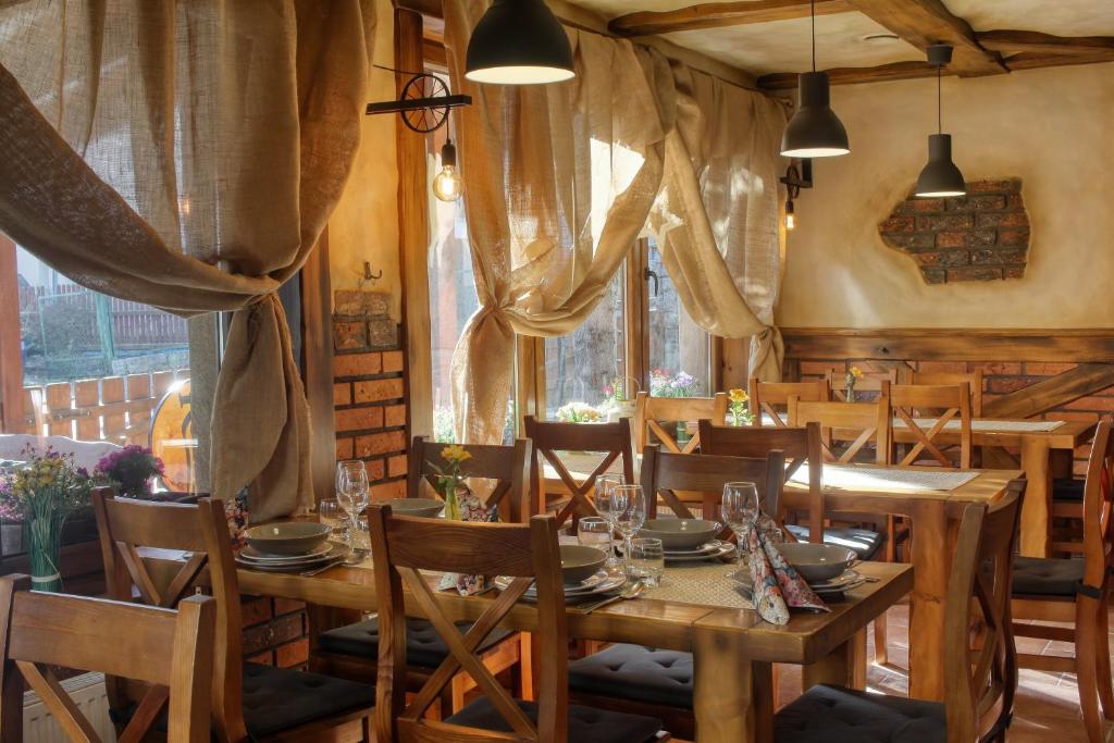 Reštaurácia alebo iné gastronomické zariadenie v ubytovaní Dom Wypoczynkowy Topaz
