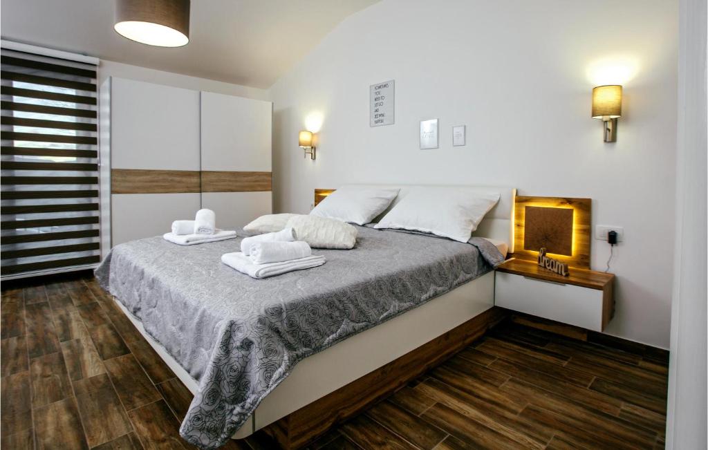 Posteľ alebo postele v izbe v ubytovaní Nice Home In Donji Prolozac With Wifi