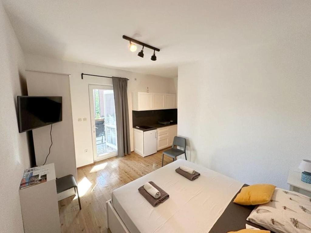 Televízia a/alebo spoločenská miestnosť v ubytovaní Apartment Denko