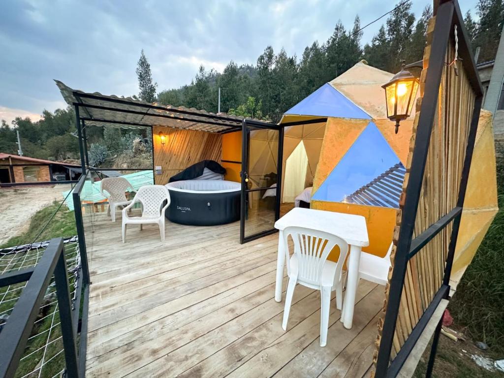 Balkón nebo terasa v ubytování Glamping Colina Campestre Domo