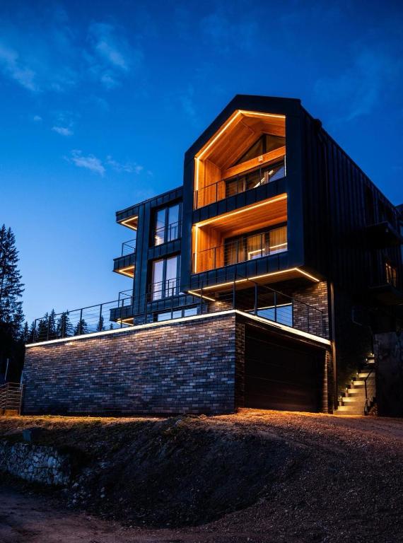 亚霍里纳Vila Zarka的一座带玻璃窗和砖墙的大型建筑