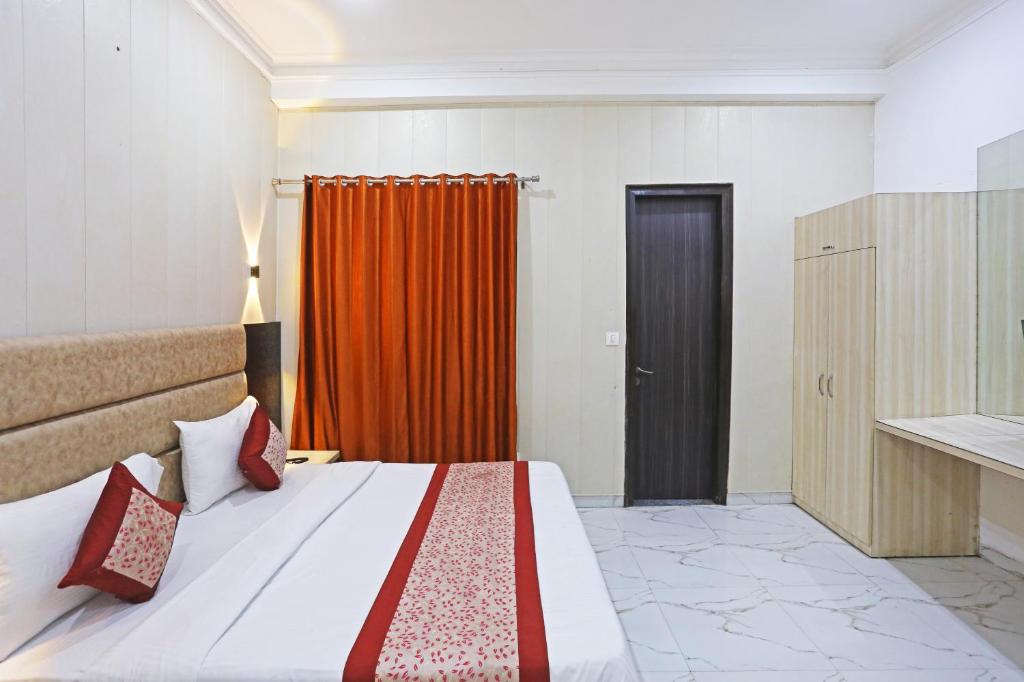 Postel nebo postele na pokoji v ubytování Hotel Almora Sky Near By Delhi International Airport with - Free Airport Pickup and Drop