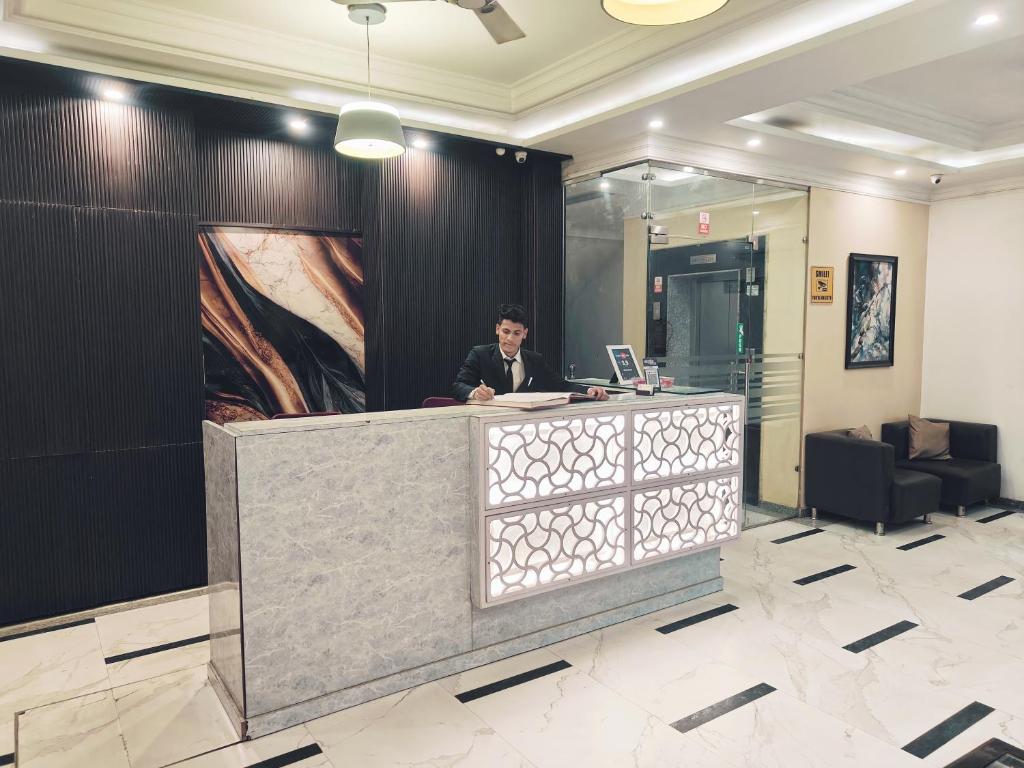Vstupní hala nebo recepce v ubytování Hotel Almora Sky Near By Delhi International Airport with - Free Airport Pickup and Drop