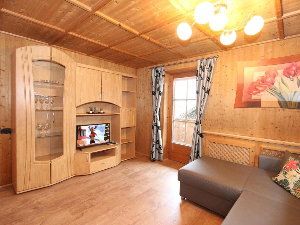 TV a/nebo společenská místnost v ubytování Chalet Katharina by Interhome