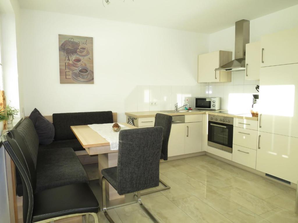 Kuchyň nebo kuchyňský kout v ubytování Apartment Hanser by Interhome