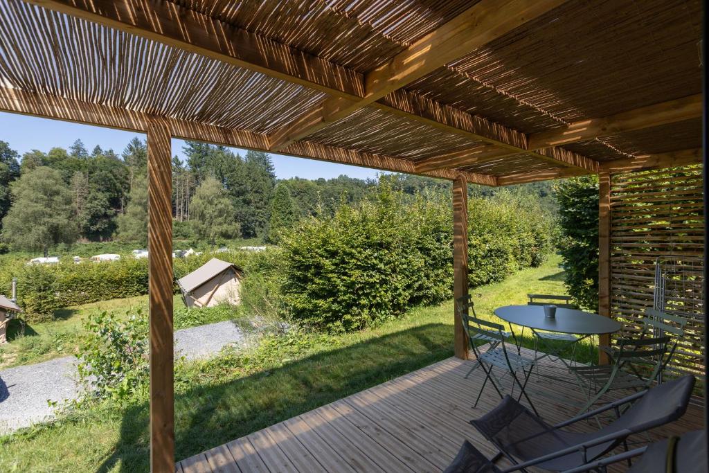 Zahrada ubytování Huttopia Vallée de la Semois