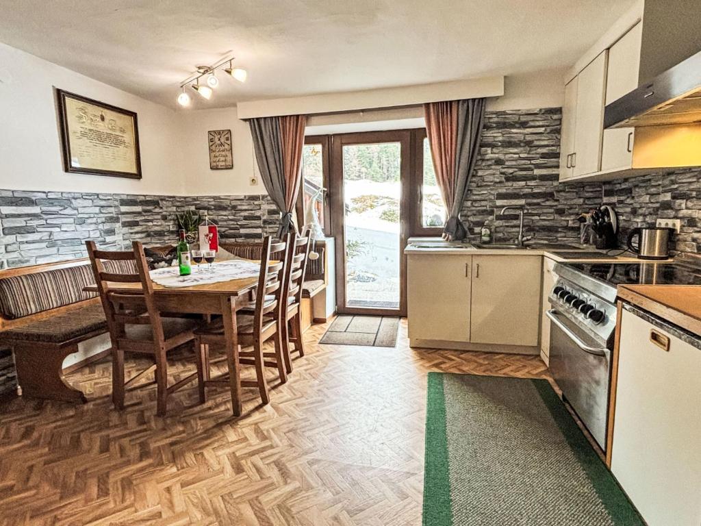 Kuchyňa alebo kuchynka v ubytovaní Holiday Home Willi by Interhome