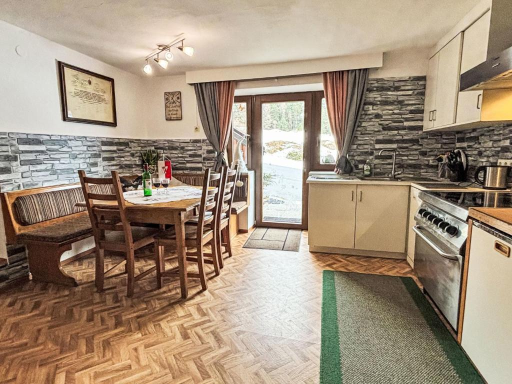 Kuchyňa alebo kuchynka v ubytovaní Holiday Home Willi by Interhome