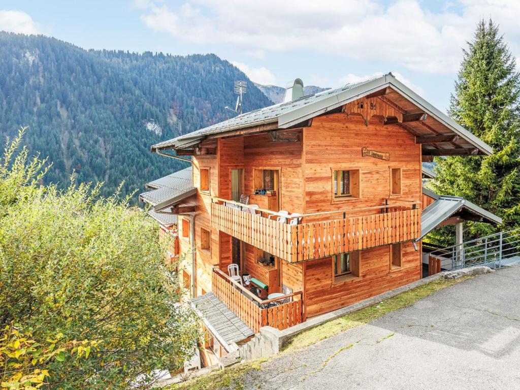 Cette cabane en rondins dispose d'un balcon dans les montagnes. dans l'établissement Apartment Le Petit Savoyard-5 by Interhome, à Châtel
