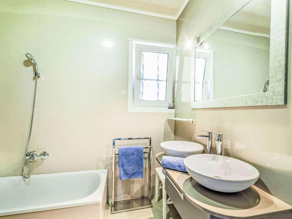 Koupelna v ubytování Holiday Home Puig Romani-1 by Interhome